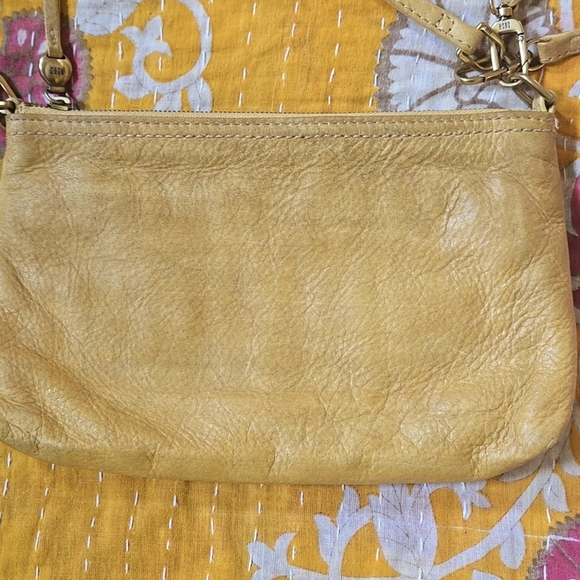HOBO Darcy Convertible Wristlet - Picture 2 of 16